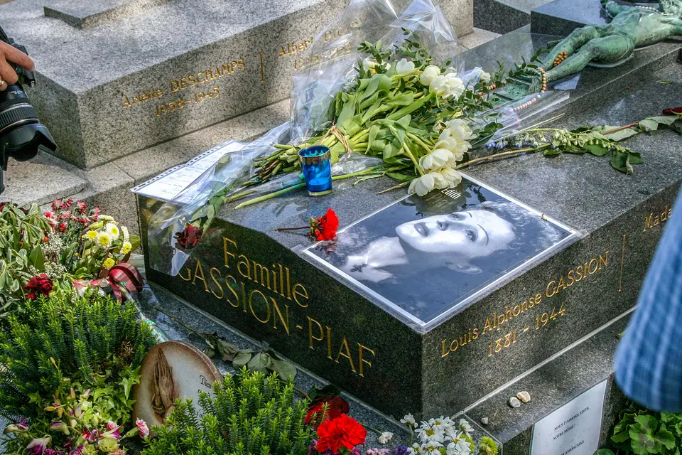 Édith Piaf’s modest gravestone at Père Lachaise