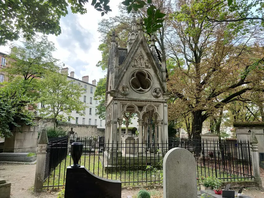 Sarcophagus of Héloïse and Abelard under a Gothic canopy